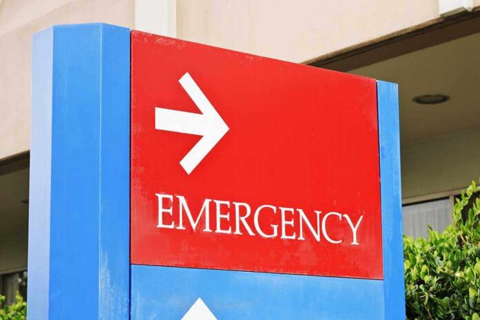 Sign,At,The,Hospital,Points,Towards,The,Emergency,Room,Entrance. Emergency sign with an arrow pointing right